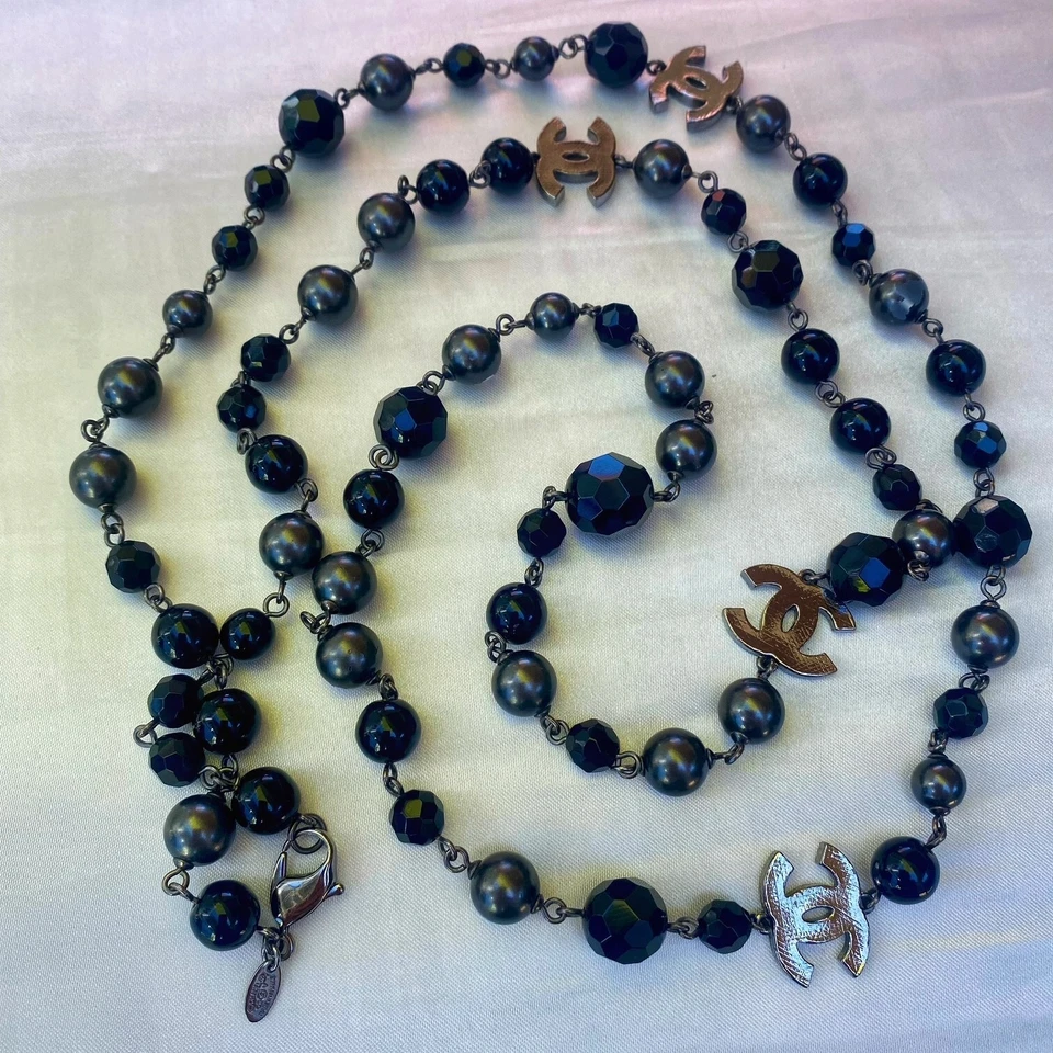 Collar Chanel Perla Larga CC Autenticado Negro Gris Plata Logo Foto 2 de 3