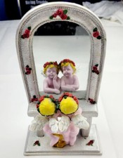 TWO PINK CHERUB LOOKING INTO A MIRROW VERY HEAVY EB00492 BIN 014