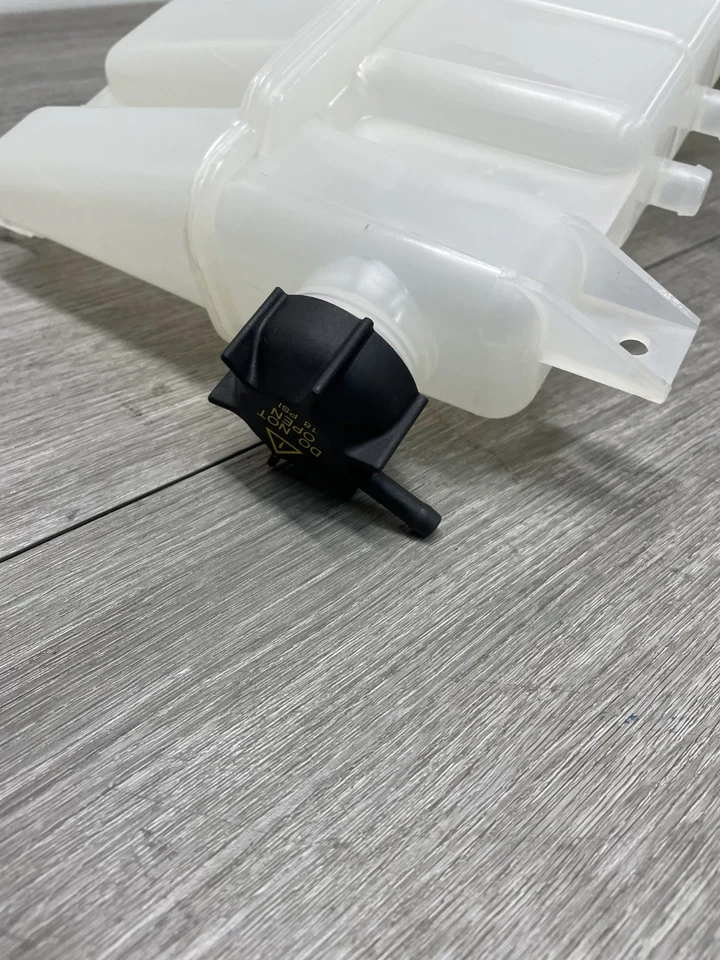 Depósito de refrigerante del motor delantero Dorman 603-5505 compatible con Mack / Volvo Foto 2 de 4