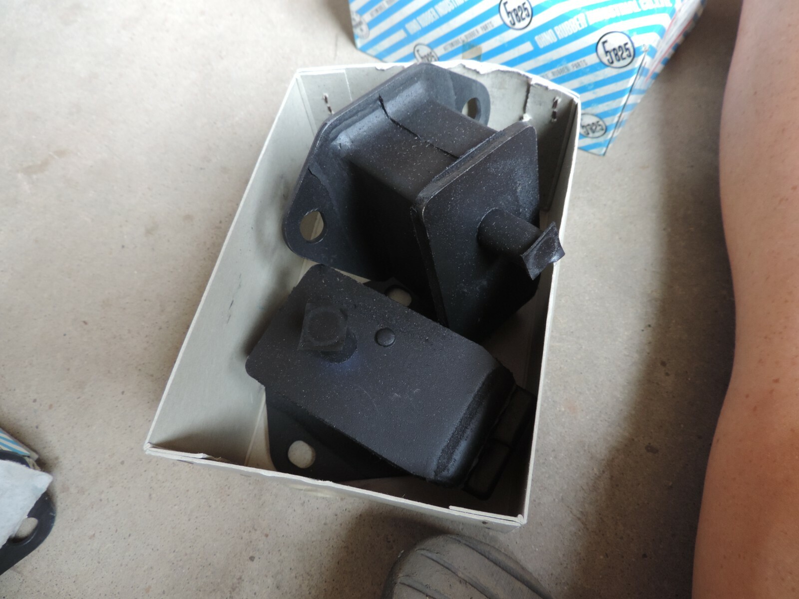 MB006759 NISSAN ALMERA N16 / B15 Engine Mount-sold as a pair | eBay