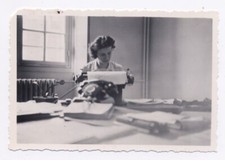 Snapshot Photo originale vintage Femme secrétaire machine écrire - SB369