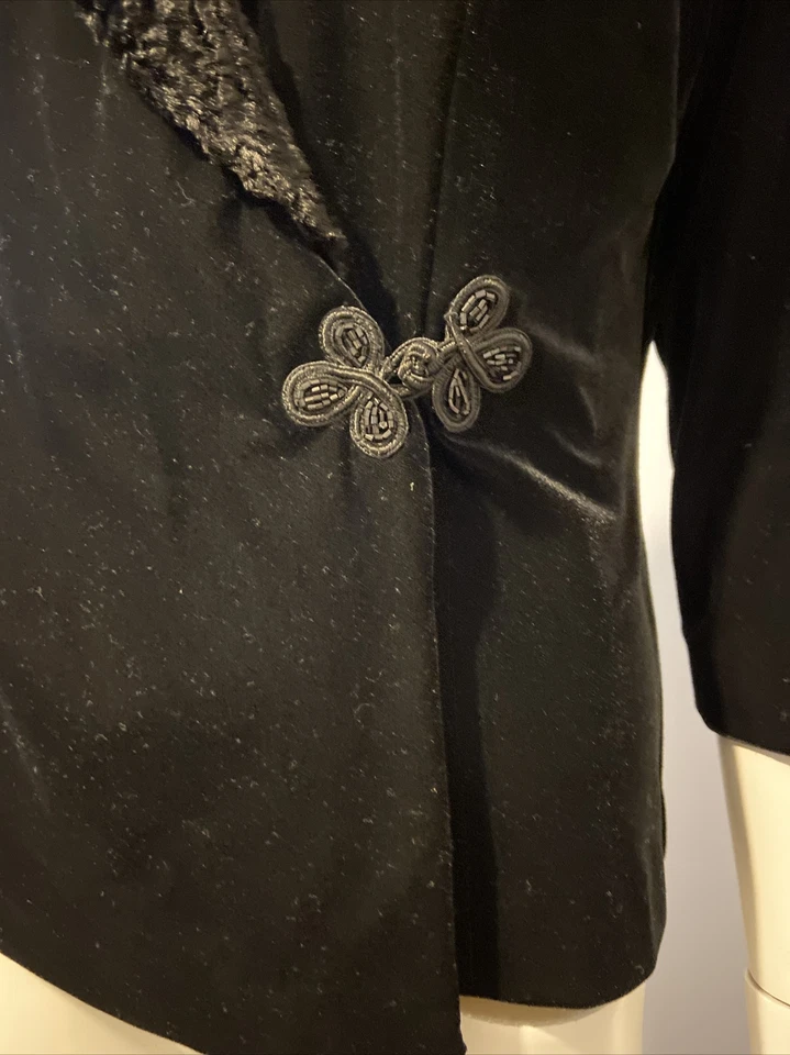 复古 二手状况完好 ALEX EVENINGS 黑色天鹅绒耸肩/夹克 3/4 袖串珠扣 尺寸 S/M — 第 3/4 张图片