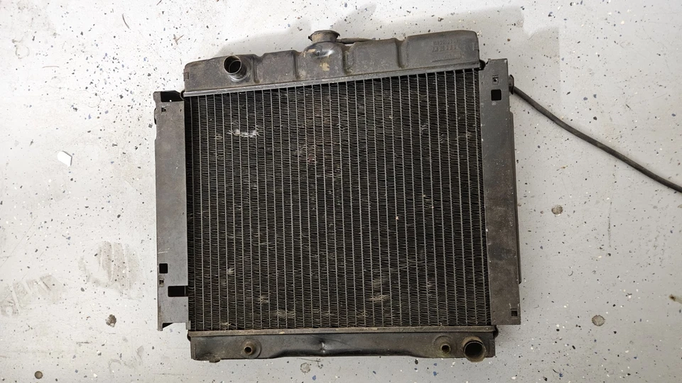 Radiador original OEM Mercedes Benz w111 220se 250se 280se Foto 2 de 4