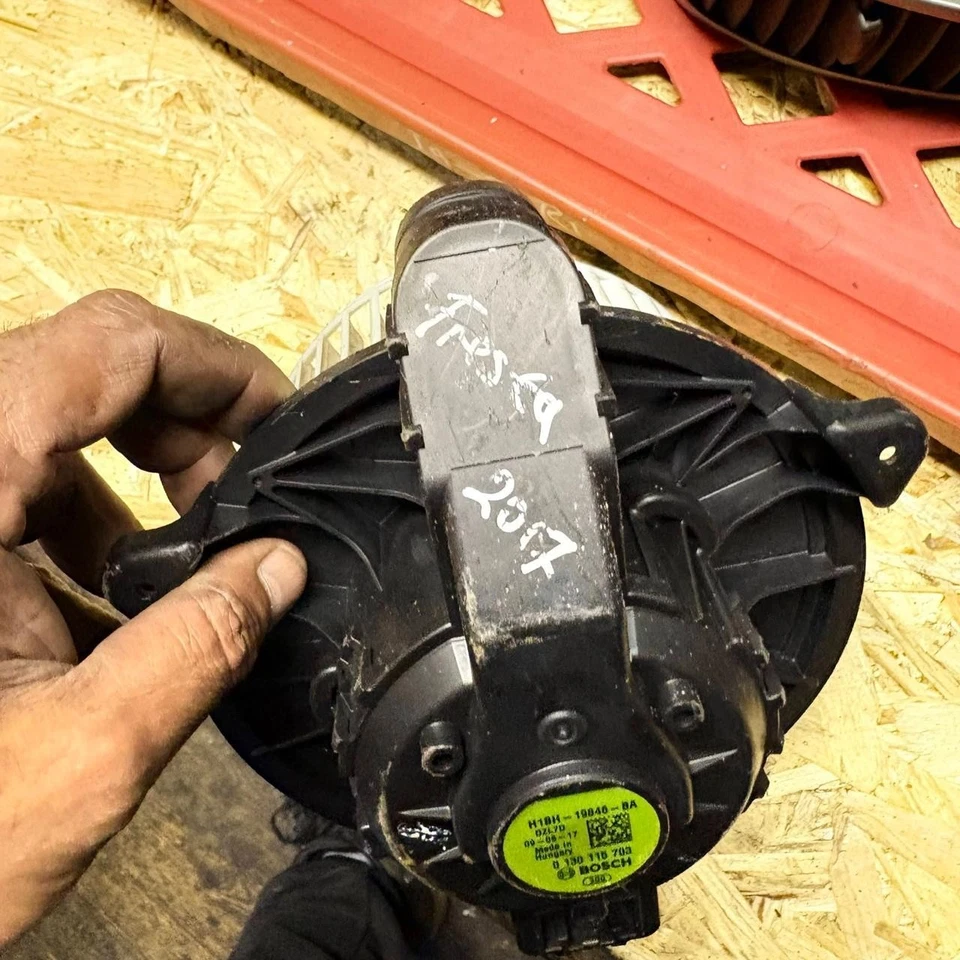 Motore ventola riscaldamento Ford Fiesta 2008-2017 1538009 - Immagine 4 di 4