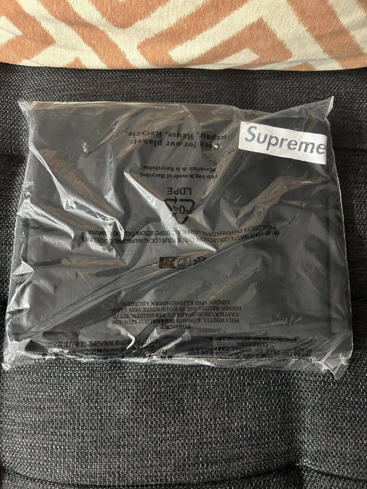 Supreme Black Static Tee Brand new Size LARGE