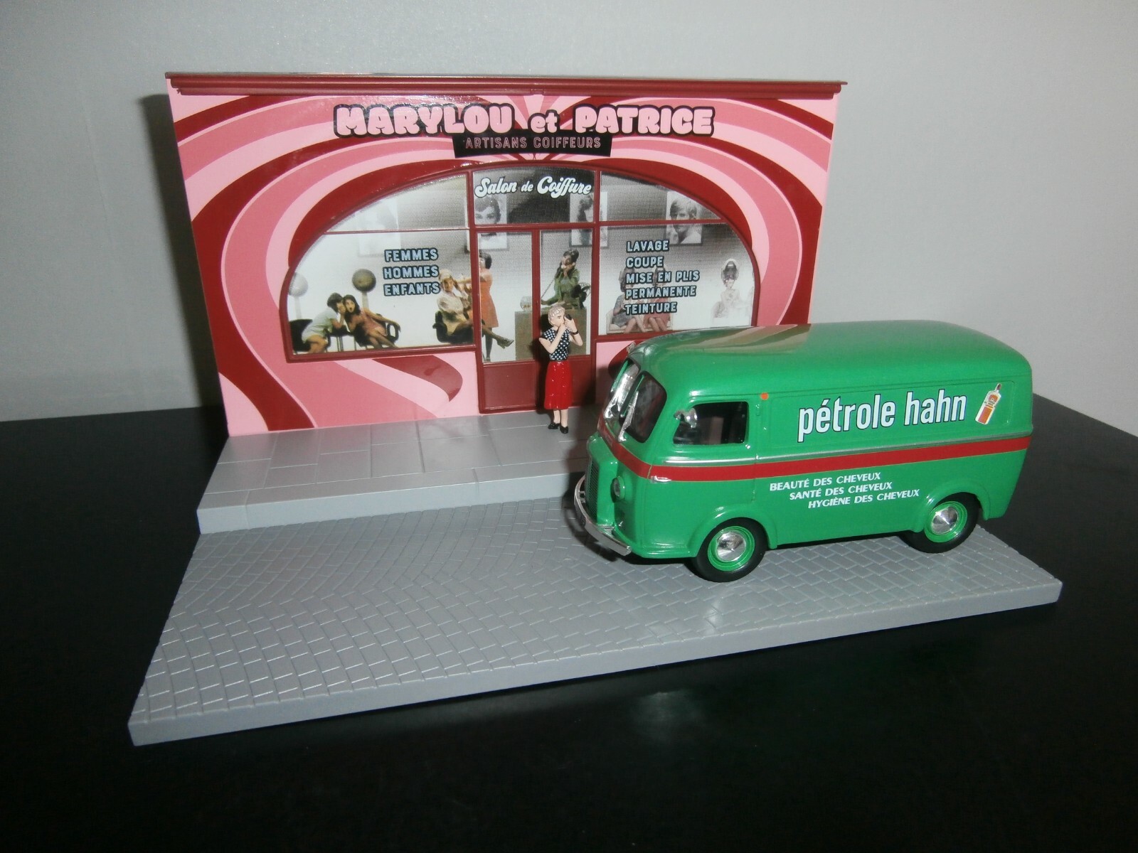 Diorama Peugeot D3A Pétrole Hahn Le Salon de Coiffure 1/43e, revivez les souvenirs d'enfance
