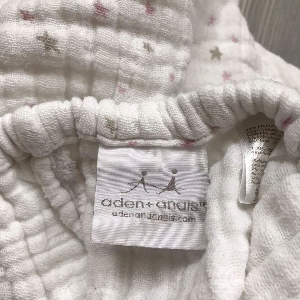 Cubierta de almohadilla cambiadora contorneada estrellas gris rosa Adén + Anais muselina algodón Foto 4 de 4