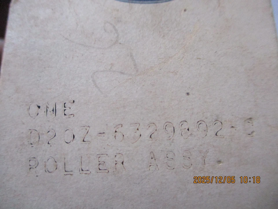 NOS 1972-1973 FORD TORINO, MONTEGO FASTBACK RODILLO VENTANA TRASERA-PT D2OZ-6329892-C Foto 2 de 4