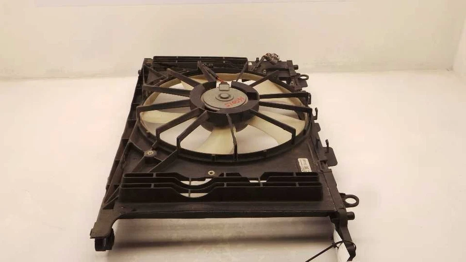 Conjunto de ventilador de motor de ventilador de radiador mercado de Canadá para Toyota Matrix 09-14 Foto 3 de 4