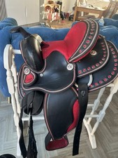 Siodełko western w czerwieni i czerni