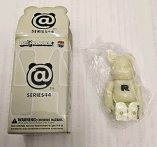 Bearbrick: Series 44 - Basic R (Medicom)