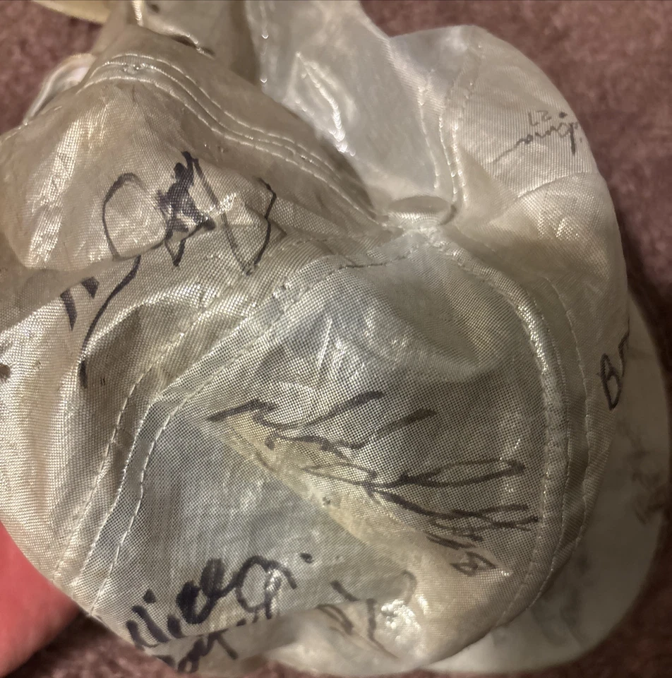 2 sombreros de los Cerveceros de Milwaukee firmados 1999 Bob Uecker Bob Wickman Bill Castro  Foto 4 de 4