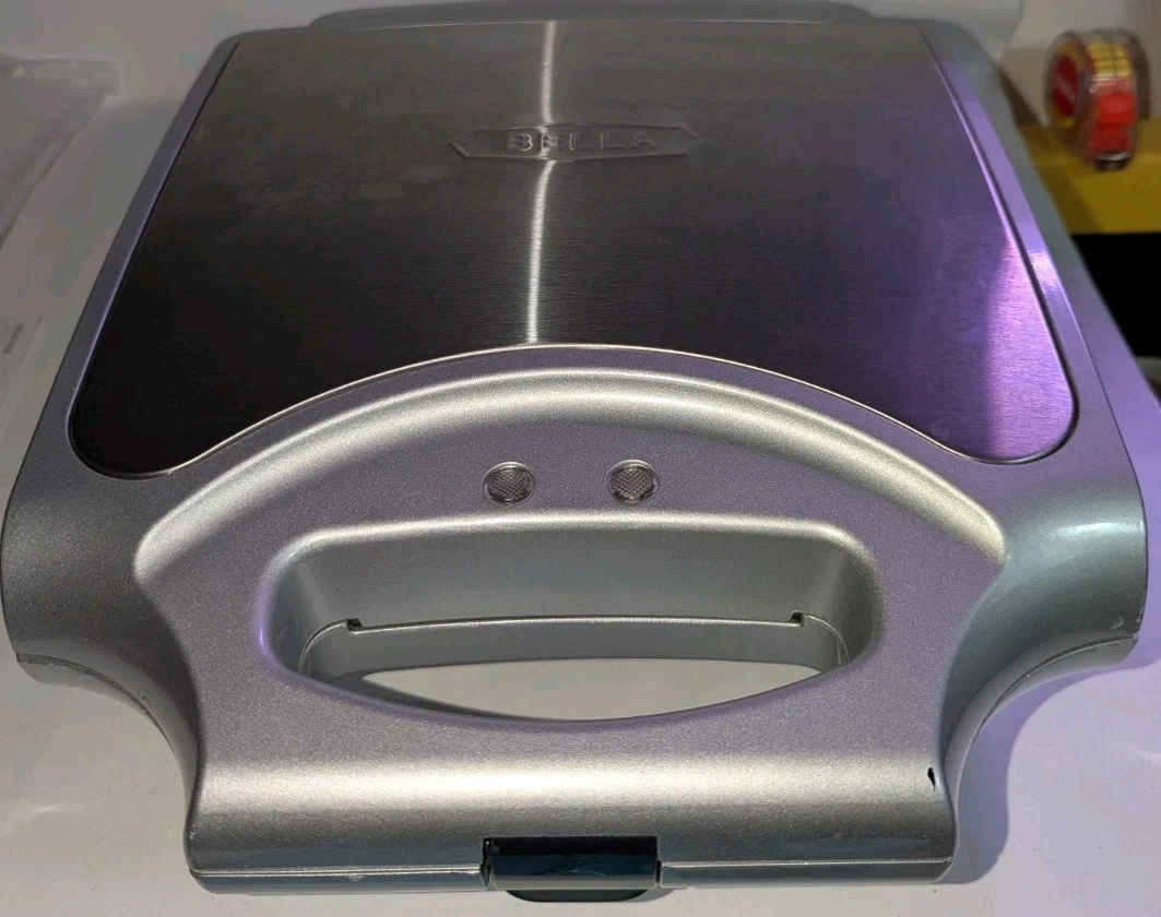 BELLA Belgian Waffle Maker 4 Slice GH 819 Non Stick, Stainless Steel & Black
Opens in a new window o
