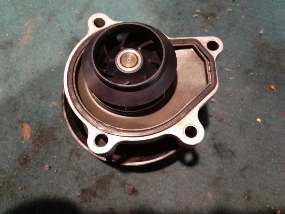 03D121028B Poulie de pompe à eau VOLKSWAGEN GOLF PLUS (5M) 1.4 16V TSI Mnv - Photo 3/4