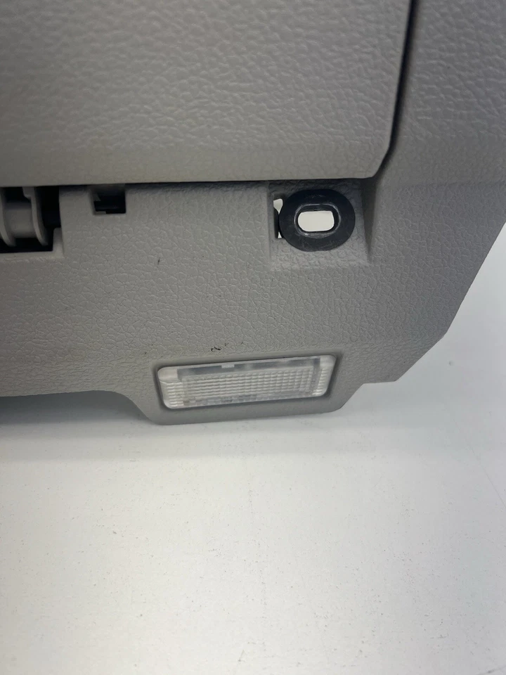 Guantera Volkswagen Passat 2012-2015 OEM. Foto 2 de 4