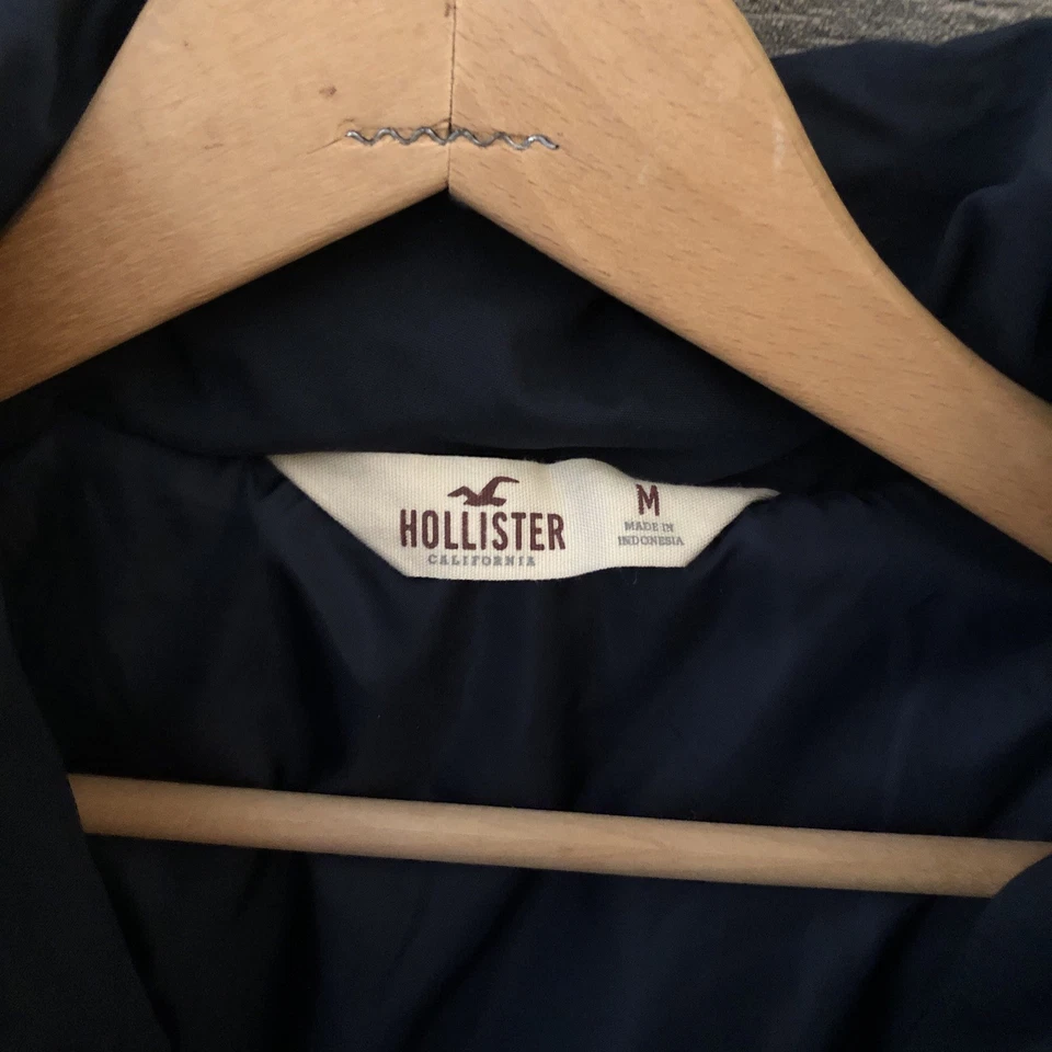 Chaqueta Hollister negra mediana gruesa con capucha cintura ceñida para mujer Foto 2 de 4