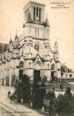 Longue-Jumelles Eglise Sortie de la Messe
