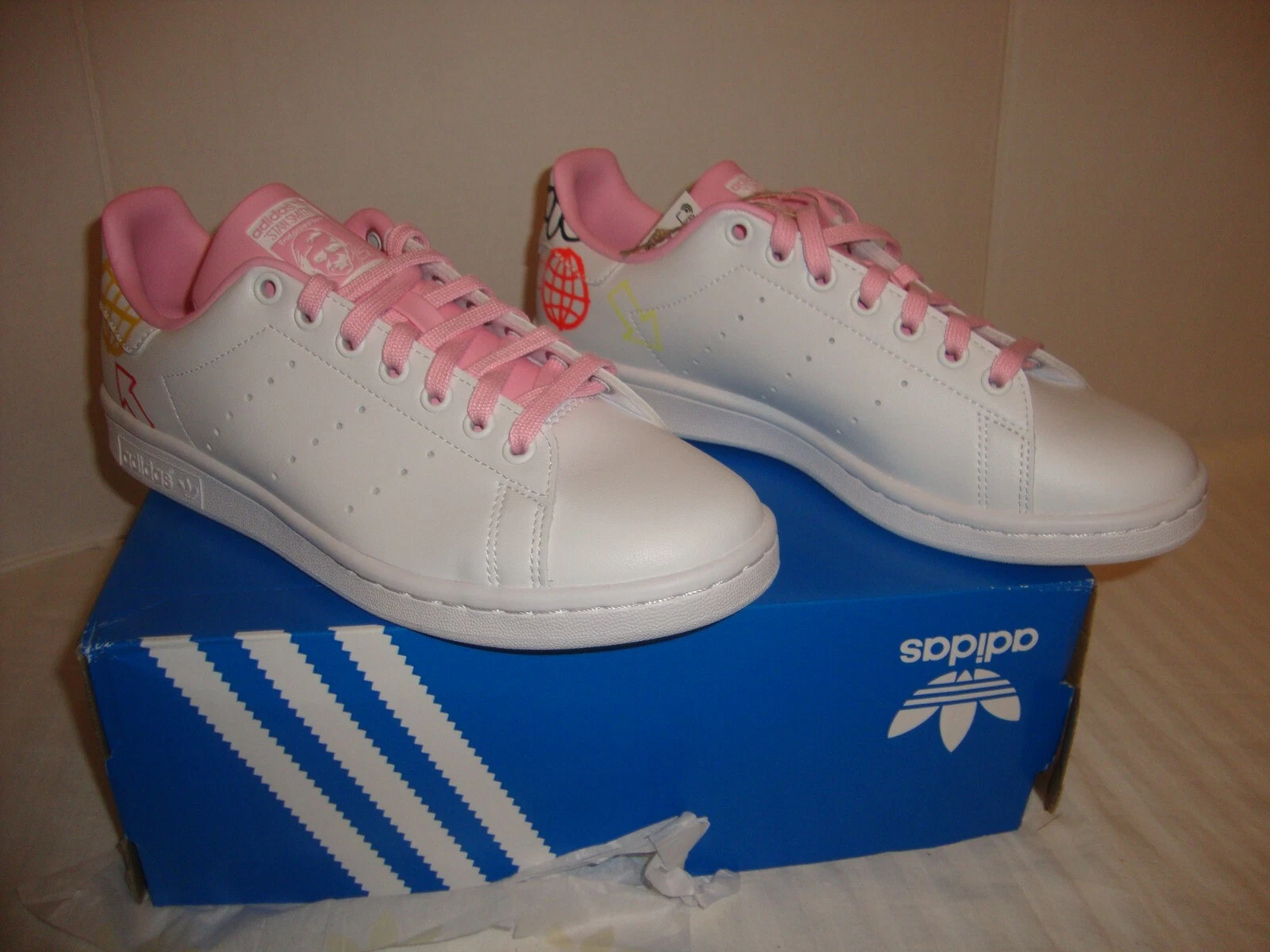 Nuove scarpe da ginnastica da donna Adidas Originals FX5680 Stan Smith con doodle taglia 9