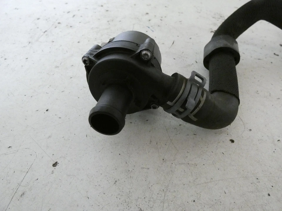 Zusatzwasserpumpe VW Polo 6R BJ 2017 1,2 TSi 66 KW 5Q0965567 - Bild 2 von 4