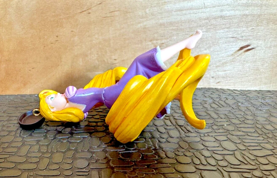 Hallmark Disney 2013 Tangled Rapunzel "Feroz con una sartén" Foto 2 de 4