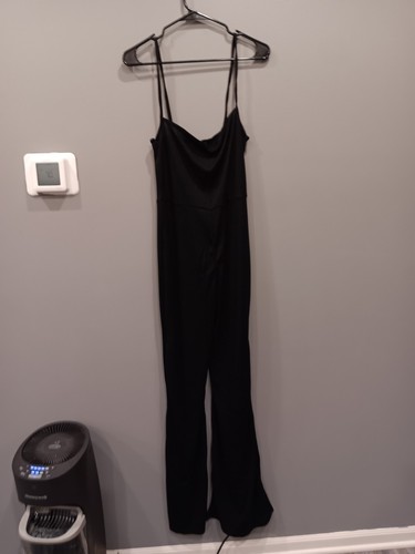 Neu mit Etikett PrettyLittleThing Jumpsuit schwarz gerippt Träger quadratischer Ausschnitt ausgestellt Größe 12 - Bild 1 von 10