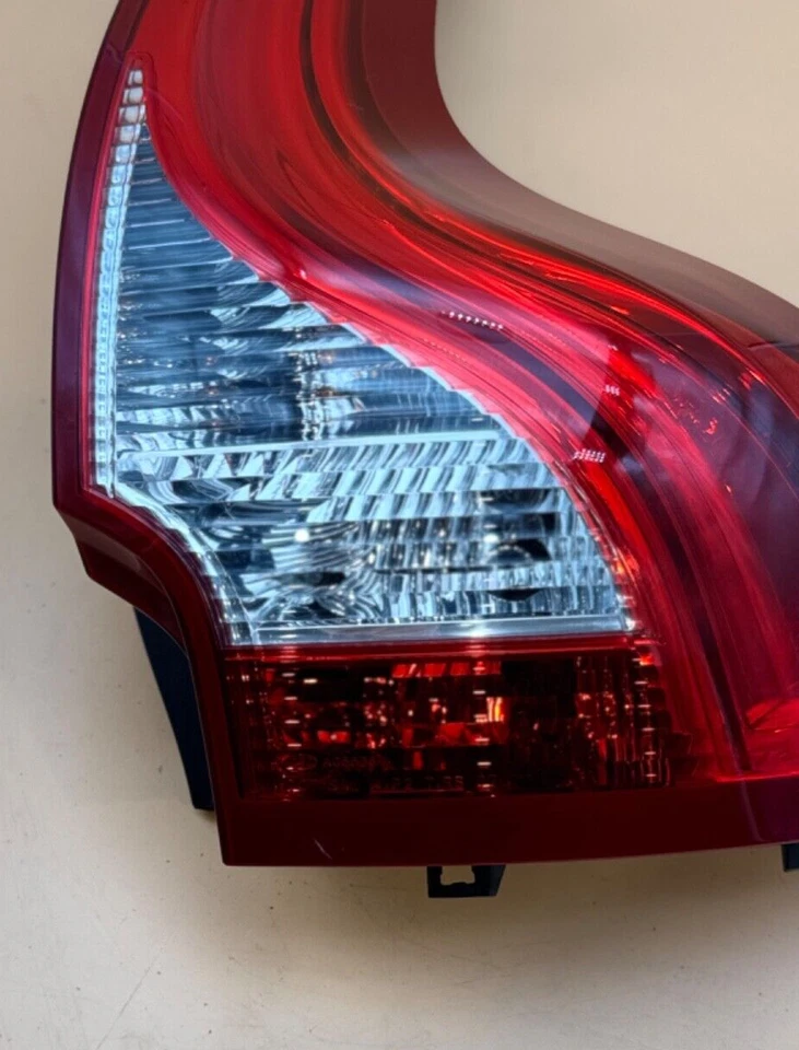 Luz trasera exterior derecha pasajero Volvo XC60 2010-2017 OEM Foto 3 de 4