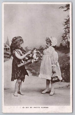 c1913 RPPC Postkarte Kinder kaufen meine hübschen Blumen reiches & armes Mädchen Stiefel