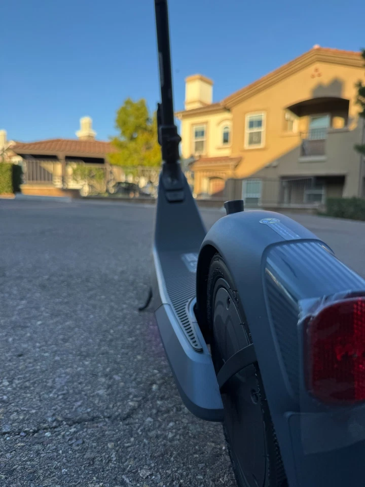 Segway Ninebot E2 Pro 电动滑板车 带 21.7 英里 最大操作范围 二手 — 第 3/4 张图片