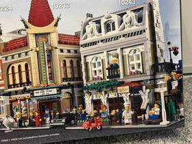 LEGO Creator Expert: Parisian Restaurant Modular City (10243) New in Sealed Box