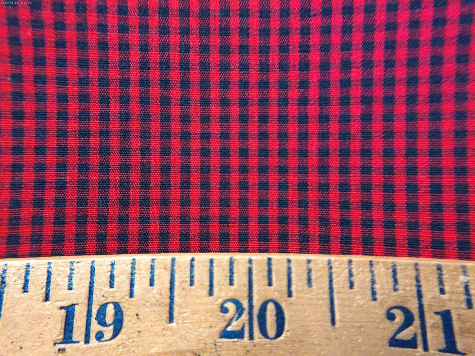 100% ALGODÓN POPELÍN~MICRO CUADROS~NEGRO Y ROJO~18"x25"~TELA MUÑECA Foto 2 de 2