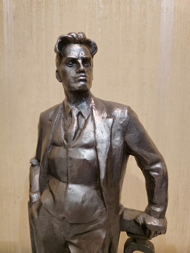 Soviet USSR Vintage Statuette poet MAYAKOVSKY V.V., alloy - Picture 13 of 16