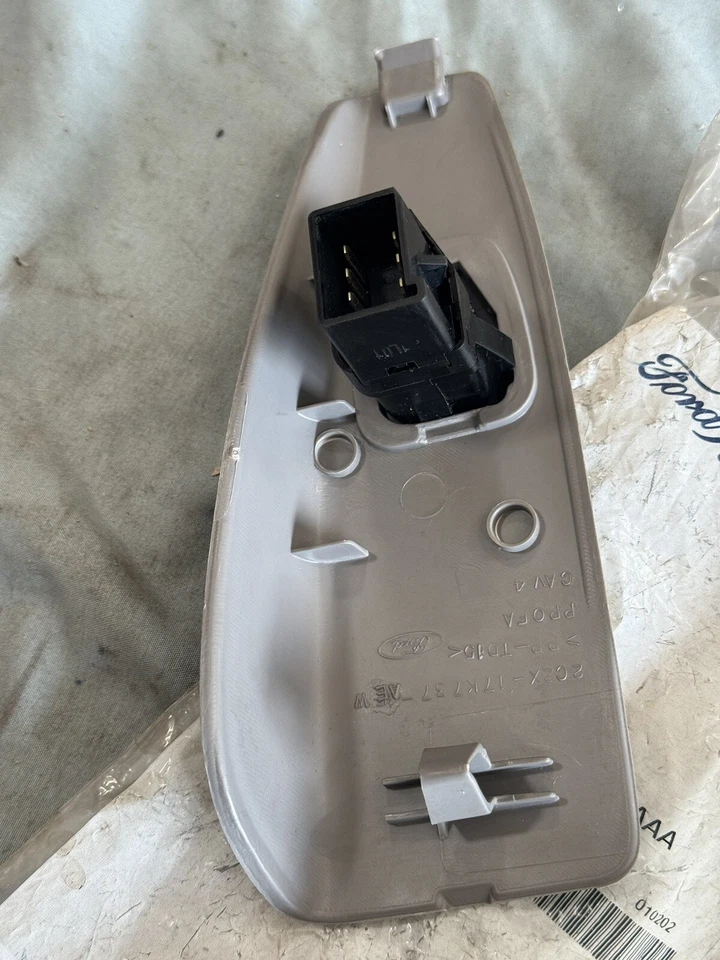 2002 Ford E150 E250 E350 E450 Super Duty NOS LH DOOR MIRROR SWITCH TRIM BEZEL - Image 3 of 4