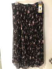 Ladies Med Pleated Skirt, Elastic Waist, Mid Calf, Black with Floral print NWT.