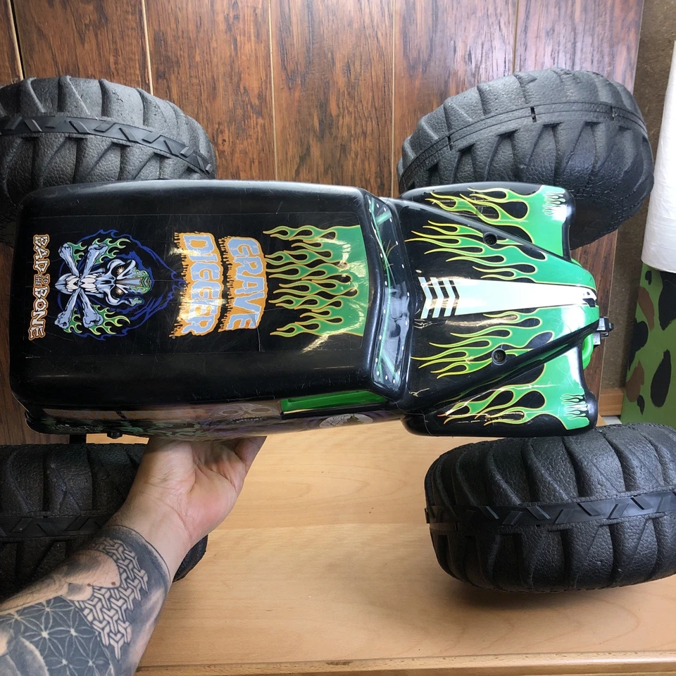 Monster Jam Mega Grave Digger 1:6 Scale All-Terrain RC Monster Truck - Image 2 of 4