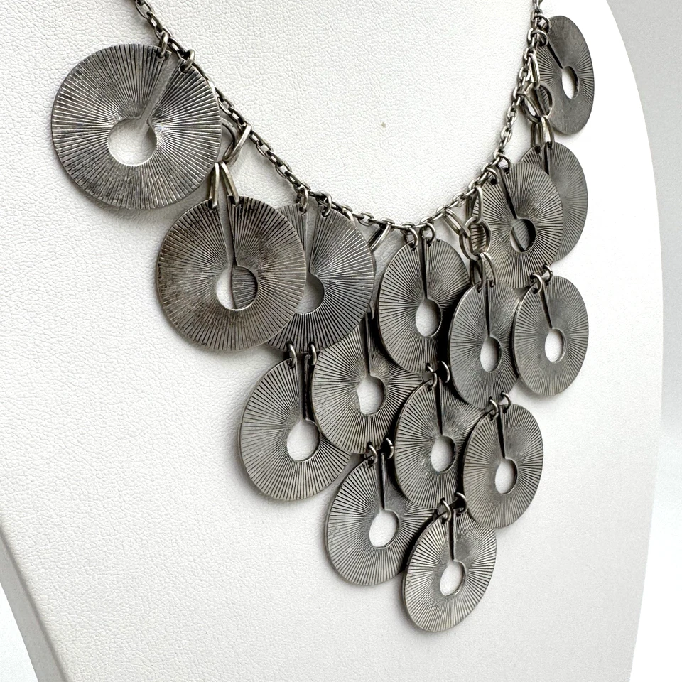 Collar Anthropologie Martha Berry Disco en Cascada Firmado BERRY Tono Plata 18" Foto 2 de 4