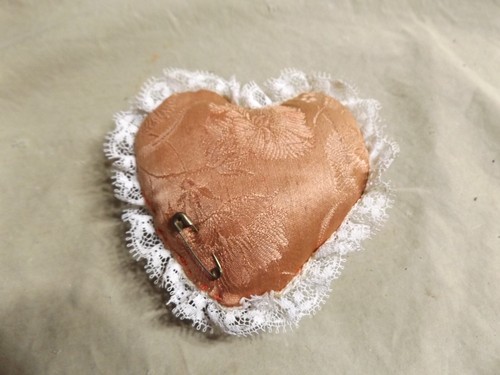Vintage Heart Pin Cushion w Embroidery Lace Border on Antique? Material? ~3.5x4" - Picture 5 of 5