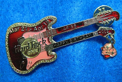 TOKIO GEBURTSTAG STERNZEICHEN ARIES RAM ANHÄNGER DOPPELFENDER GITARRE Hard Rock Cafe PIN