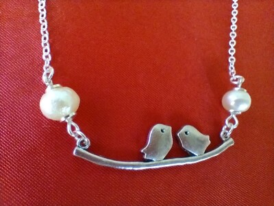 LOVE BIRDS Necklace Cream PEARLs SILVER PLATED Nice Gift UK seller