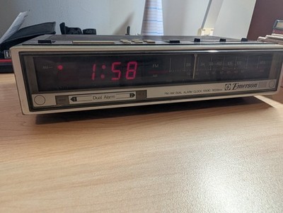 Emerson RED5520 Vintage Digital Alarm Clock Radio Woodgrain FM/AM Tested Working