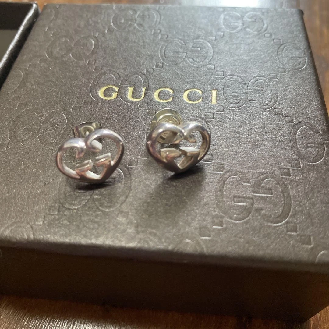 Boucles d'oreilles argentées GUCCI en forme de coeur double logo G type clou en boîte accessoires