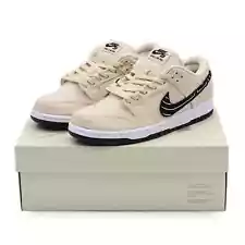 FD2627-200 Albino & Preto Nike SB Dunk Low Pro Pearl White Fossil Sail (Men's)