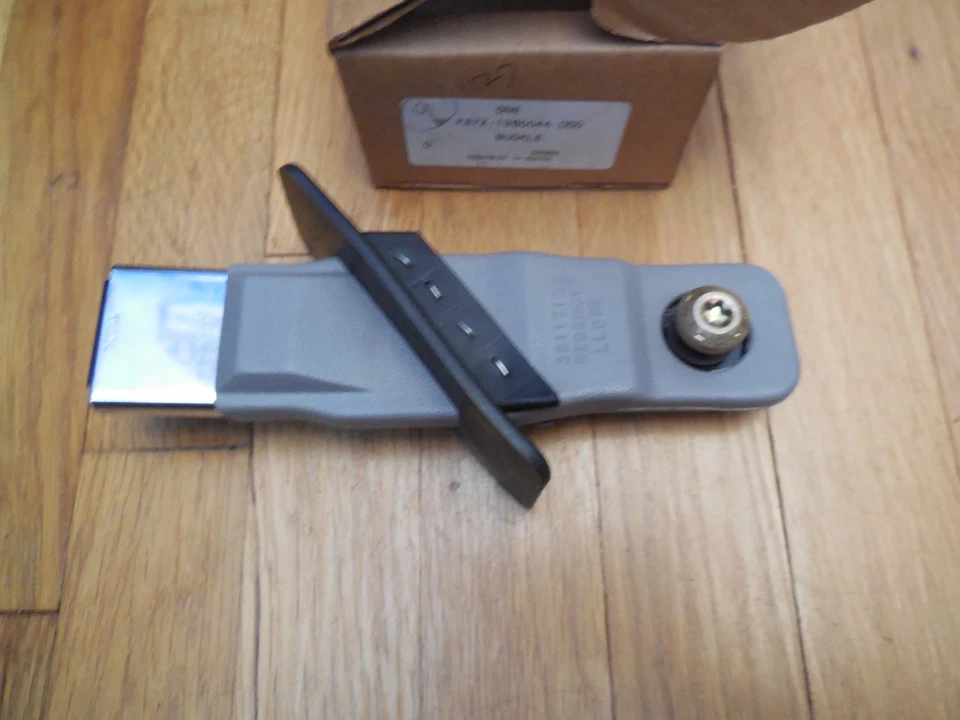 Новый из старых запасов 1999 Ford Ranger задний пояс безопасности RH F87Z-1360044-DDD средний графитовый - Изображение 3 из 3