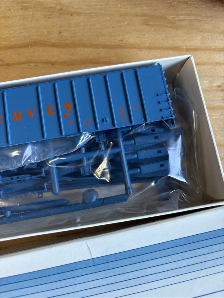 WALTHERS 932-3672 HO=1/87 PEAVY 50' AIR SLIDE BLUE HOPPER CAR KIT GRAIN-LAYOUT - Image 3 of 4