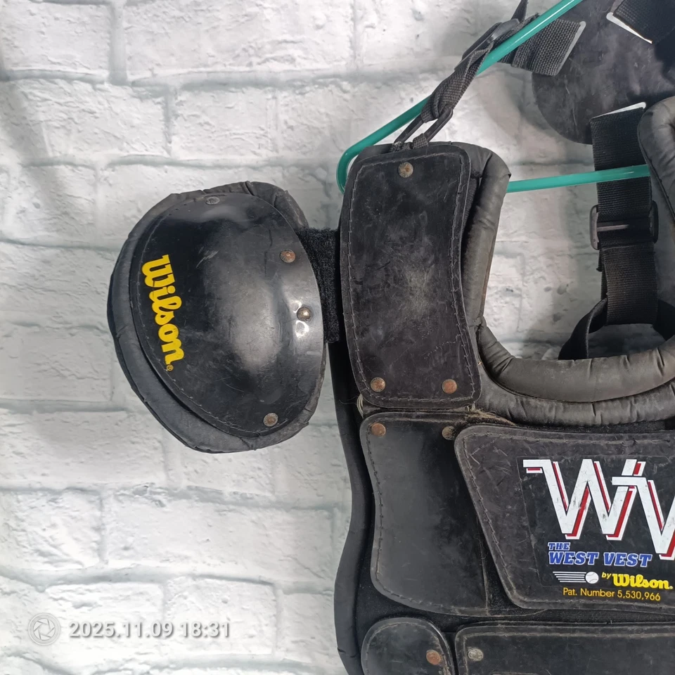 Wilson The West Chaleco Árbitro Protector de Pecho Negro y Amarillo Foto 4 de 4