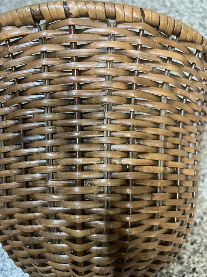 Soporte para flores de mimbre con base de latón Foto 3 de 4