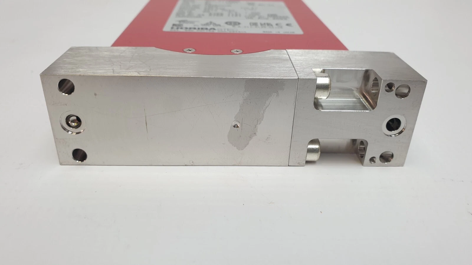 Surface-mount base of the HORIBA SEC-Z719MGX with inlet and outlet ports