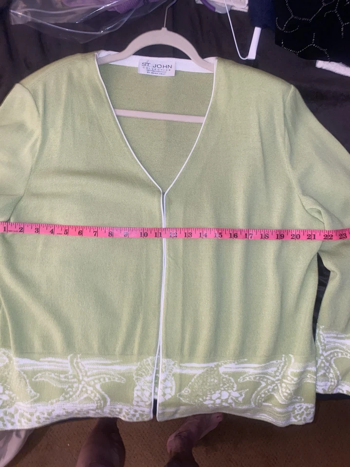 Suéter St. John Knits verde lima y blanco tiene agujeros pero precioso Foto 3 de 4