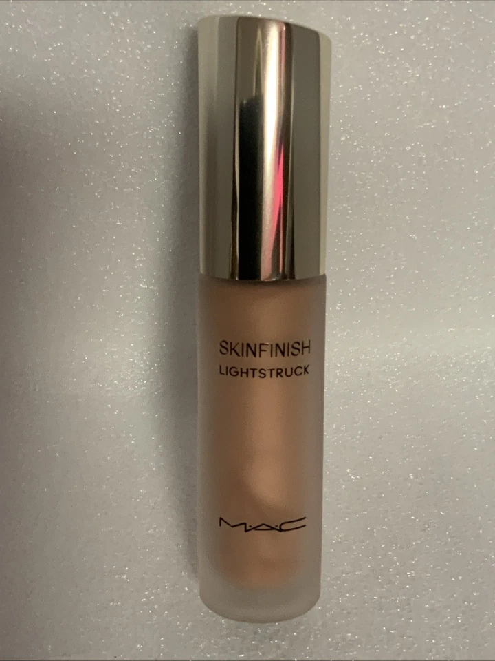 Mac cosmetics Skinfinish Lightstruck Liquid Highlighter | Space Slippers - Image 3 of 4