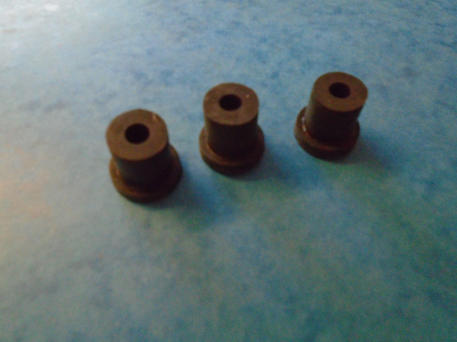 TRIUMPH BATTERY TRAY GROMMET X3 826039 197183 TR6 T120 TR7 T140V