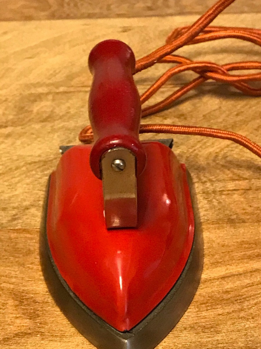 VINTAGE LADY DOVER GIRLS ELECTRIC IRON model No. 186 Red